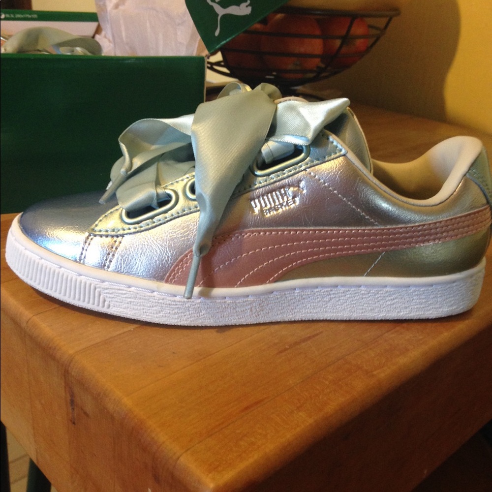 Brand new puma free People tennis shoes with 🎀